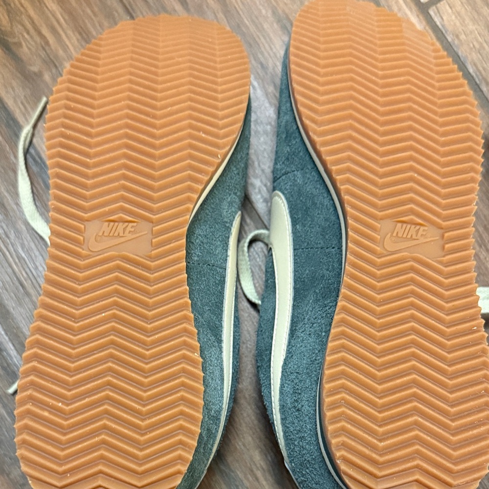 Nike Green and Cream Women's Sneakers - Picture 4 of 5